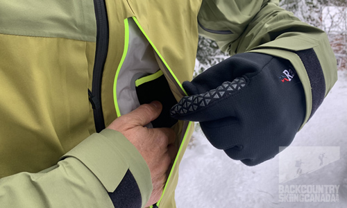 There are two spacious front pockets where you can easily access small items that you need on the go such as a radio, sunglasses or a snack. To ensure that your phone stays safe and scratch-free, there is an integrated cell phone compartment in the front left pocket made of merino mesh which helps protect your phone’s battery from the cold.