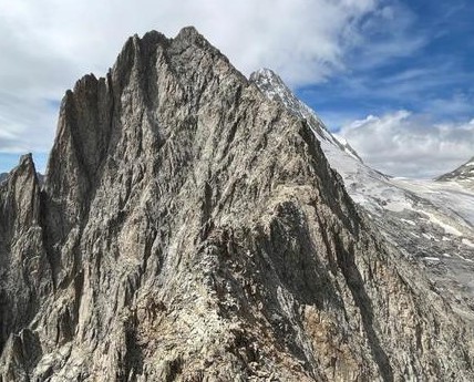 High-altitude falls and rockslides kill 6 climbers in the Swiss Alps